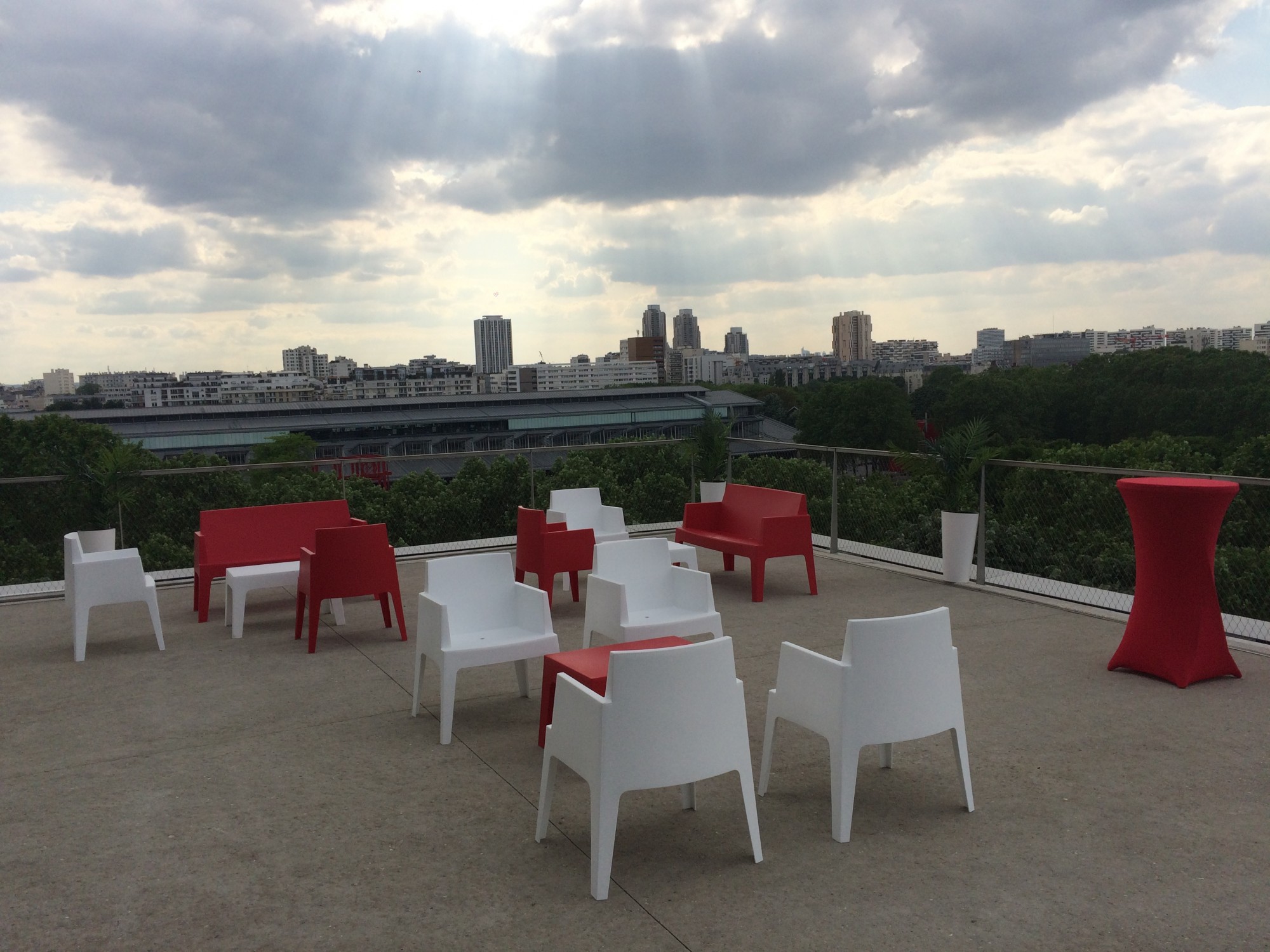 Location banquettes tables basses chaises événement Paris et Ile de France